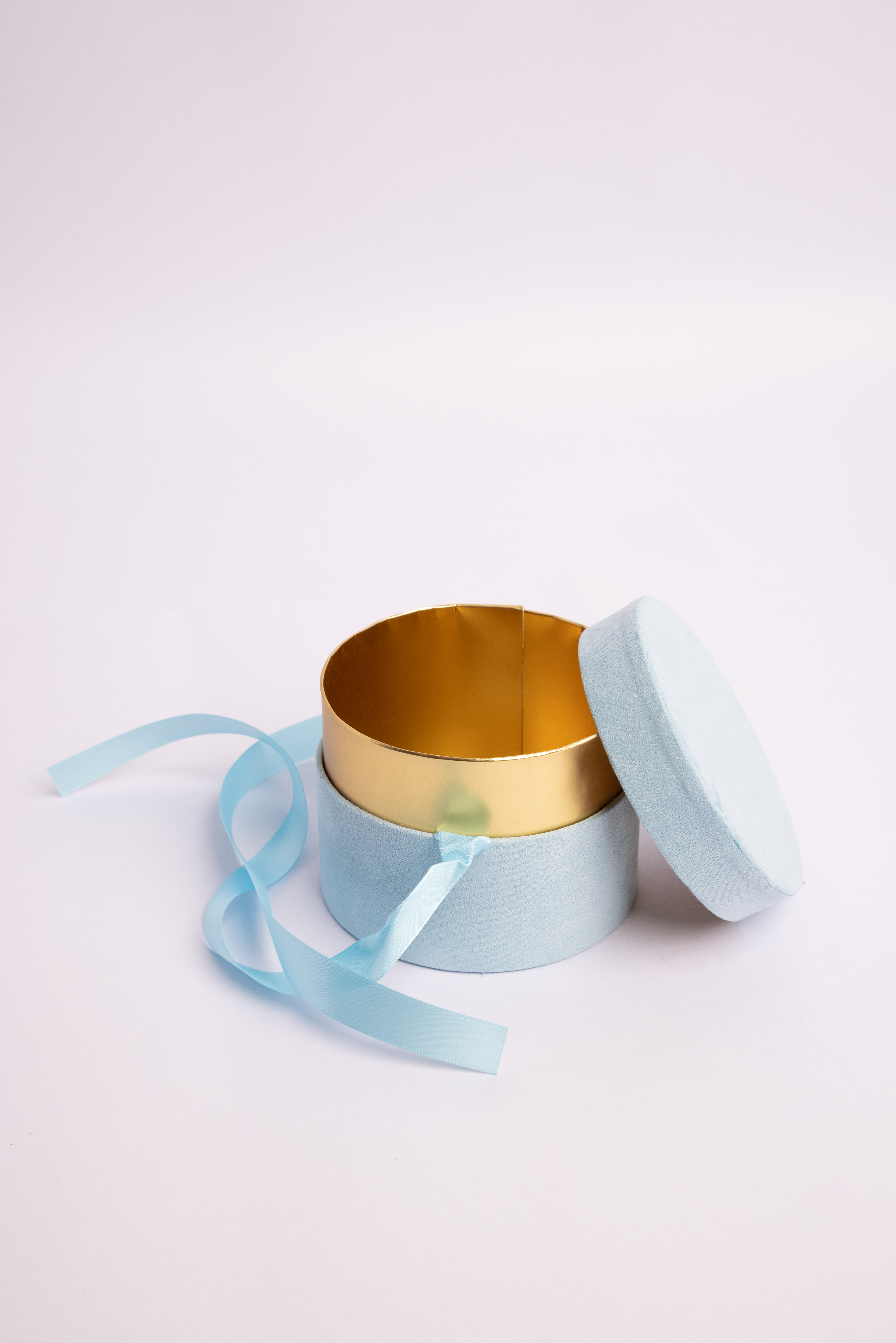 Round box with ribbon